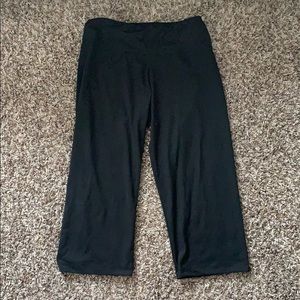 black capri yoga pants